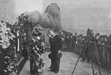 In Nelsons schaduw: matrozen inspecteren kransen aan de voet van het standbeeld van de admiraal, gepubliceerd in The Graphic, 27 oktober 1906